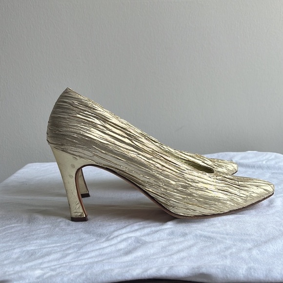 Larry Stuart Collection vintage gold plisse pleated crinkle gold pumps - Picture 5 of 7